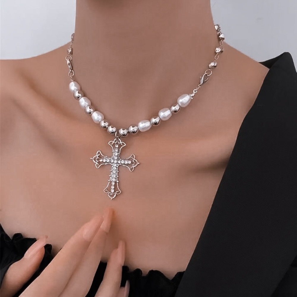⚜️𝟯𝟬%𝗢𝗙𝗙 𝗯𝘂𝗻𝗱𝗹𝗲𝘀 𝟯+⚜️ NEW Large Cross Pearl & Rhinestone Necklace - Picture 4 of 13